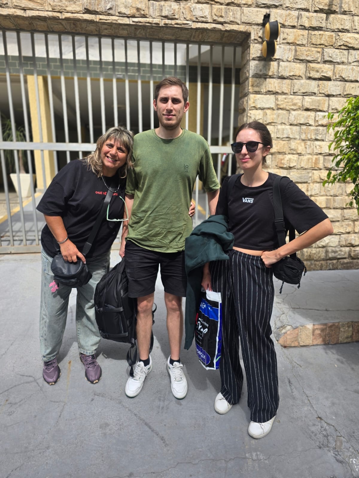 Chegada de passageiros com bagagens.jpg